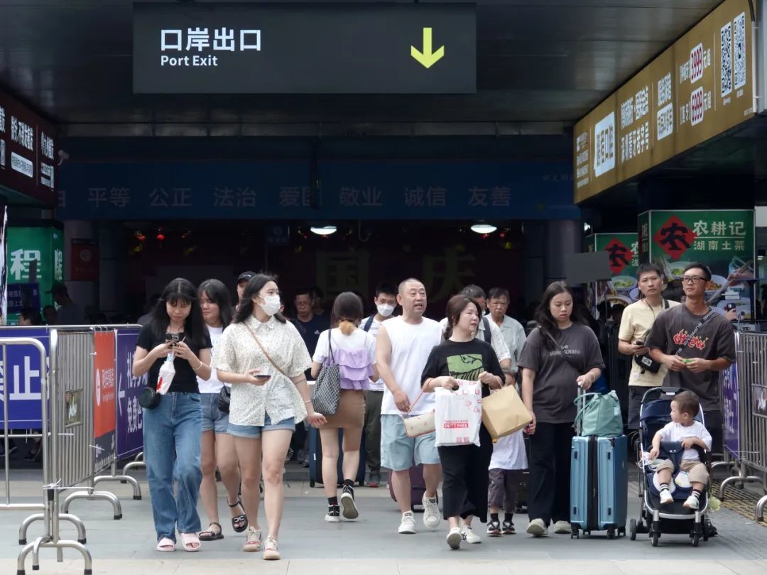 9月30日，众多旅客从香港经深圳罗湖口岸入境深圳。图/视觉中国