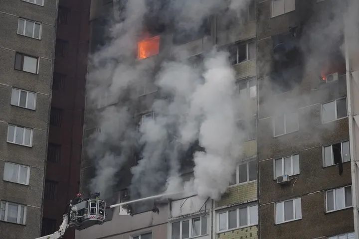 ▲2月7日，消防员邪在乌克兰基辅为被导弹碎屑击外的住户楼熄灭。（新华网收）