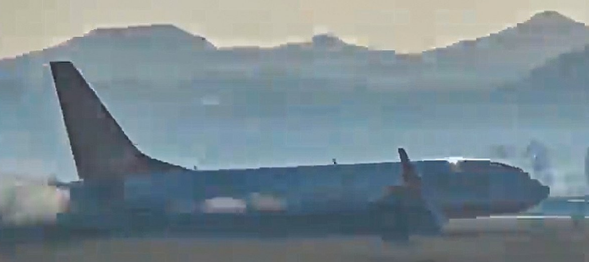 12月29日，韩国务安海外机场，济州航空一架客机进行机腹着陆后爆炸动怒。图源：韩媒