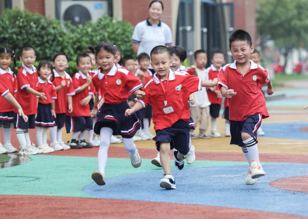 2024年9月26日，孩子们在浙江省湖州市长兴县开发区中心幼儿园参加趣味追逐游戏。新华社记者 徐昱 摄