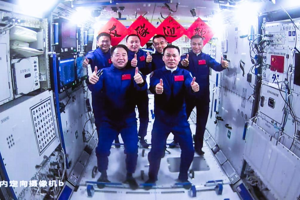 2023年10月26日在北京航天飞行控制中心拍摄的神舟十六号航天员乘组与神舟十七号航天员乘组“全家福”。