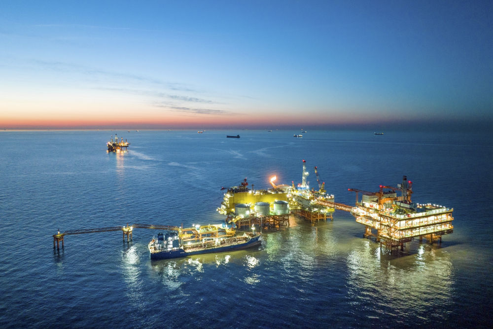 这是2024年1月25日拍摄的埕北油田全景（无人机照片）。当日，位于渤海湾西南部的埕北油田油气处理与岸电设备共建平台——CEPC（中心平台）正式投产，该平台可使油田接入来自陆地的绿色电力，减少海上“自发电”带来的天然气和原油消耗。新华社发（杜鹏辉摄）