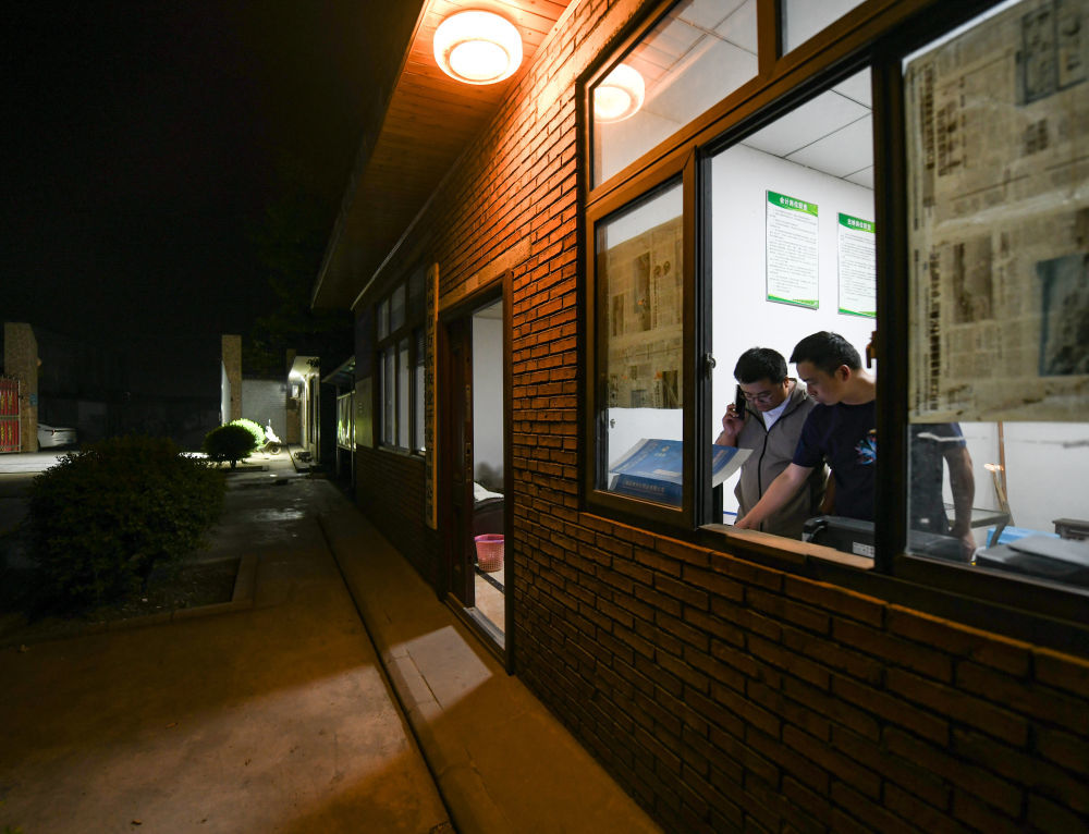 在四川成都崇州市万茂欣欣农机专业合作社，舒星宇（左）和会计在统计当天收割入仓的小麦吨数（5月15日摄）。