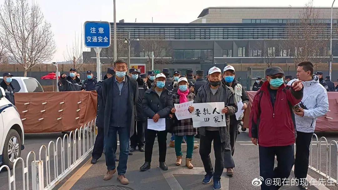 2021年3月8日,栗二有(左二)和其他失联者家属,在马来西亚驻华大使馆门前
