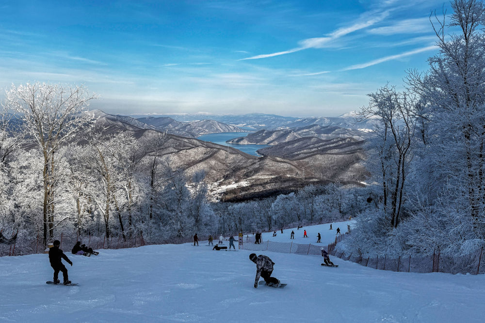 图为2023年11月25日，滑雪爱好者在吉林省吉林市万科松花湖度假区滑雪。新华社记者 许畅 摄