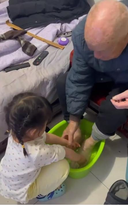 老人和刘某军的孙子下象棋