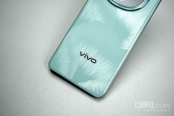 vivo Y300“青松”取舍“丝光绣影工艺”科罚