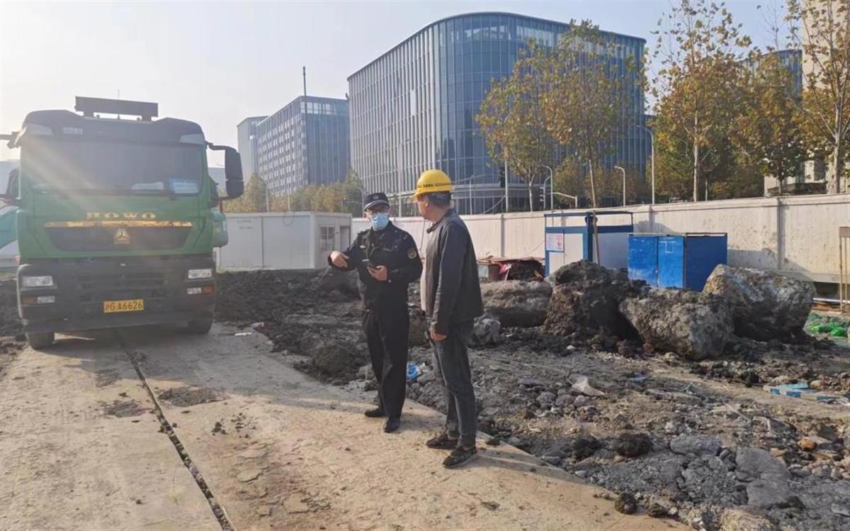 浦东新区城管执法局北蔡中队开展渣土运输车辆专项整治行动(图源该局官网)