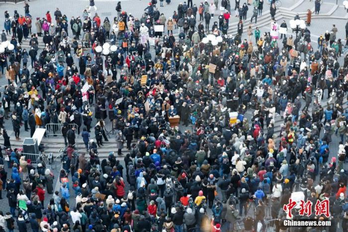 当地时间2021年3月19日，美国纽约民众在曼哈顿联合广场集会，反对歧视亚洲族裔。美国近期不断发生针对亚洲族裔的歧视与仇恨犯罪事件。中新社记者 廖攀 摄