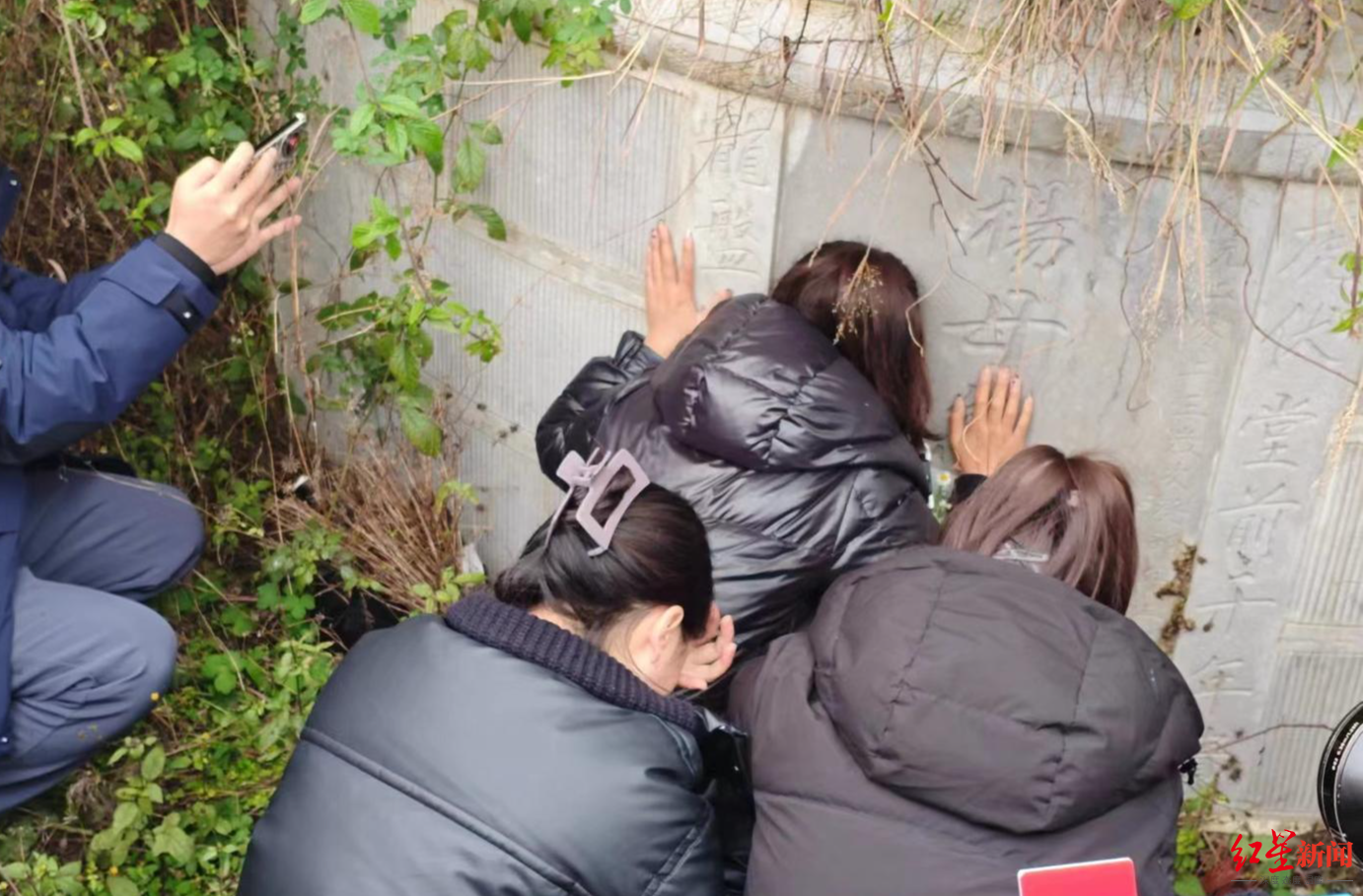 ▲杨妞花跪在母亲坟前痛哭