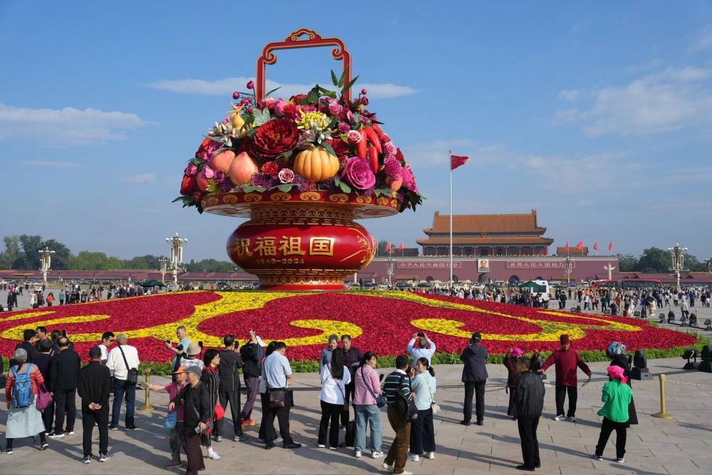 图为9月25日拍摄的天安门广场“祝福祖国”巨型花篮。新华社记者 鞠焕宗 摄