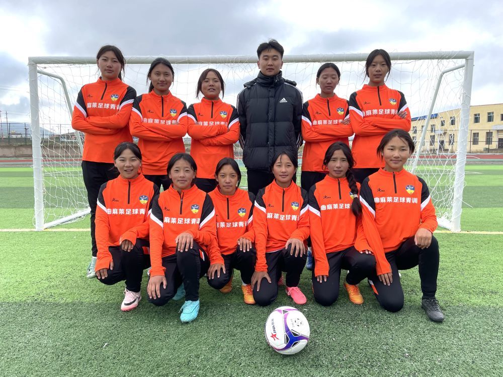 图为8月14日曲麻莱女子足球队队员们在训练时的合影。新华社记者 李琳海 摄