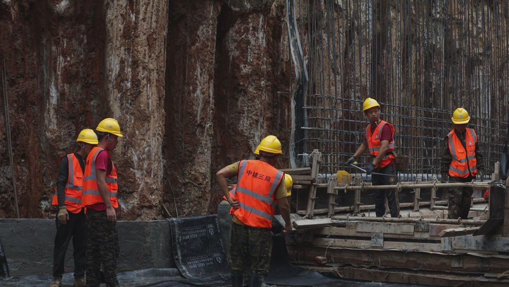 2月10日，中建三局施工团队正在海文南路项目作业。新华社发