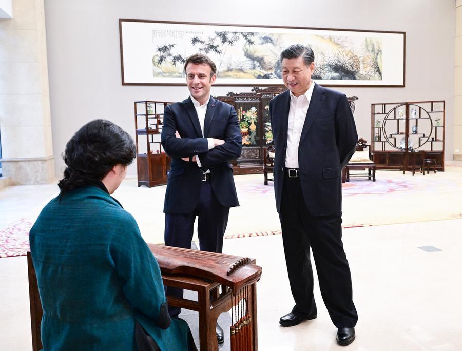 2023年4月7日下午，国家主席习近平在广东省广州市松园同法国总统马克龙举行非正式会晤。这是两国元首在白云厅欣赏古琴演奏。（新华社记者岳月伟摄）