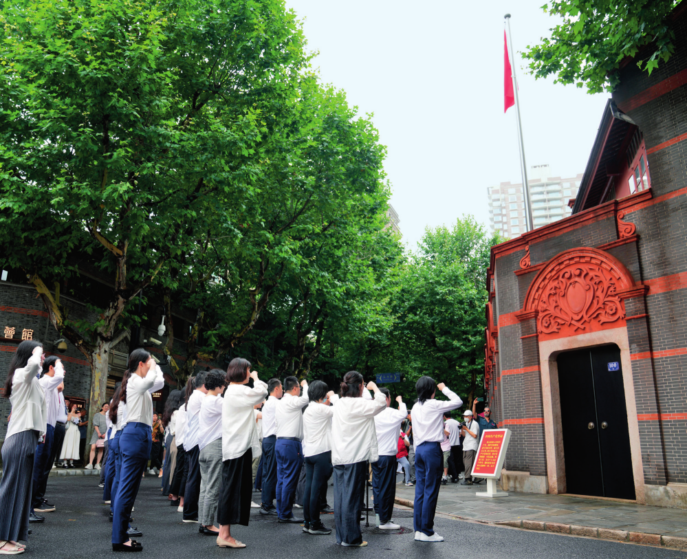 中共一大纪念馆的党员在一大会址前重温入党誓词（2024 年 7 月 1 日摄） 刘颖摄 / 本刊