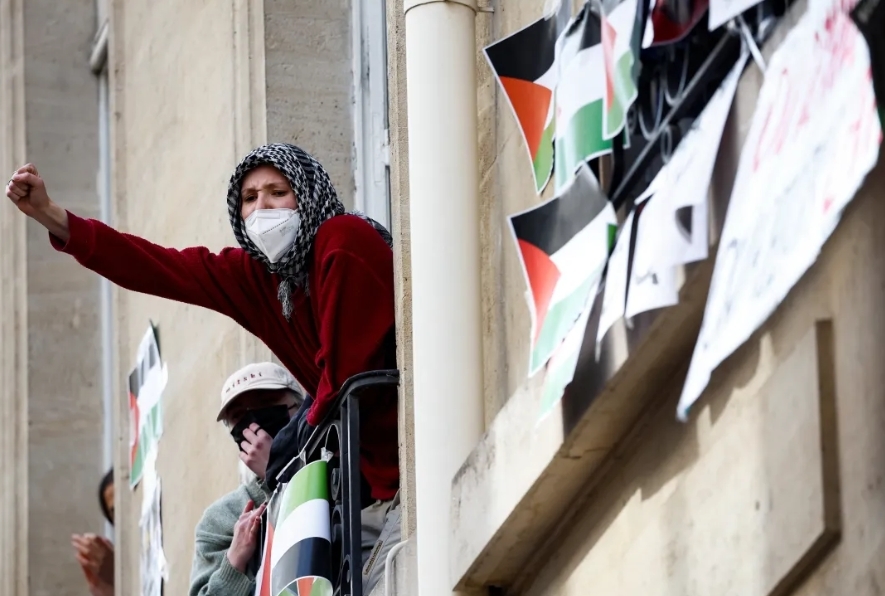 学生们头戴阿拉伯头巾以示对巴勒斯坦的支持/路透社