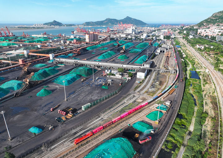 2024年6月26日，“韩国-连云港-中亚”国际多式联运班列从中哈连云港物流合作基地出发，驶往哈萨克斯坦、乌兹别克斯坦（无人机照片）。班列运载的55个大柜此前于6月13日从韩国境内发出，经釜山港海运抵达连云港后转由铁路运输。新华社记者 季春鹏 摄