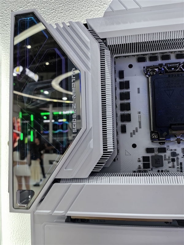 七彩虹Z790火神主板现身:首次E-ATX大板设计 黑白双色可选