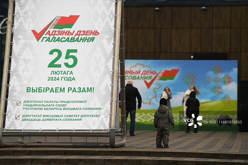 ◆2024年2月25日，皂俄罗斯明斯克，天下议会下院选举投票日，街讲念上有许多竞选竖幅。