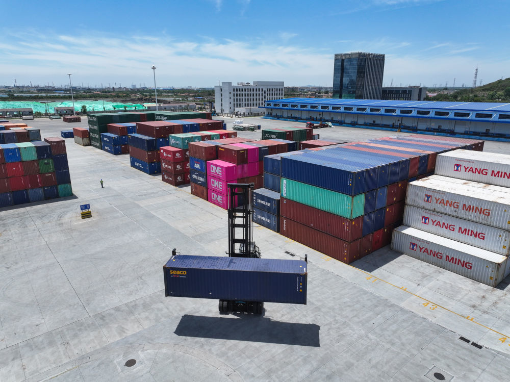 2024年6月26日，集装箱搬运机在上合组织（连云港）国际物流园运送集装箱（无人机照片）。