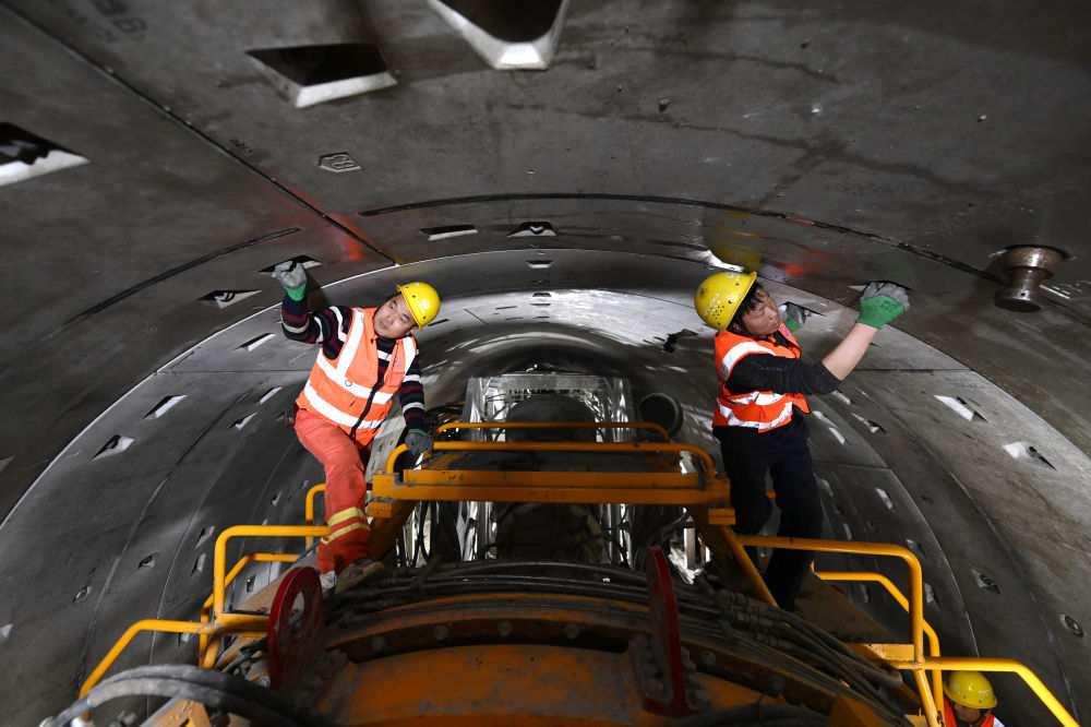 局承建的天津市轨道交通z2线滨海西站至宁海路站区间进行管片安装作业