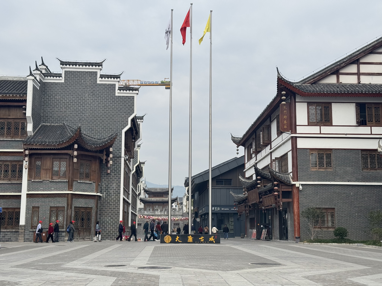 来自江西的旅游团,游客们都戴着“小红帽”,平均年龄超过50岁。