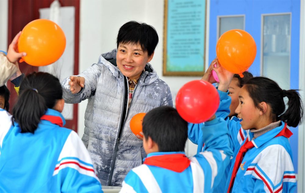 在拉萨市实验小学科学教室，来自陕西师范大学附属小学的援藏教师邢悦指导五年级学生进行“奇妙的静电”实验（2017年11月29日摄）。新华社记者 张汝锋 摄