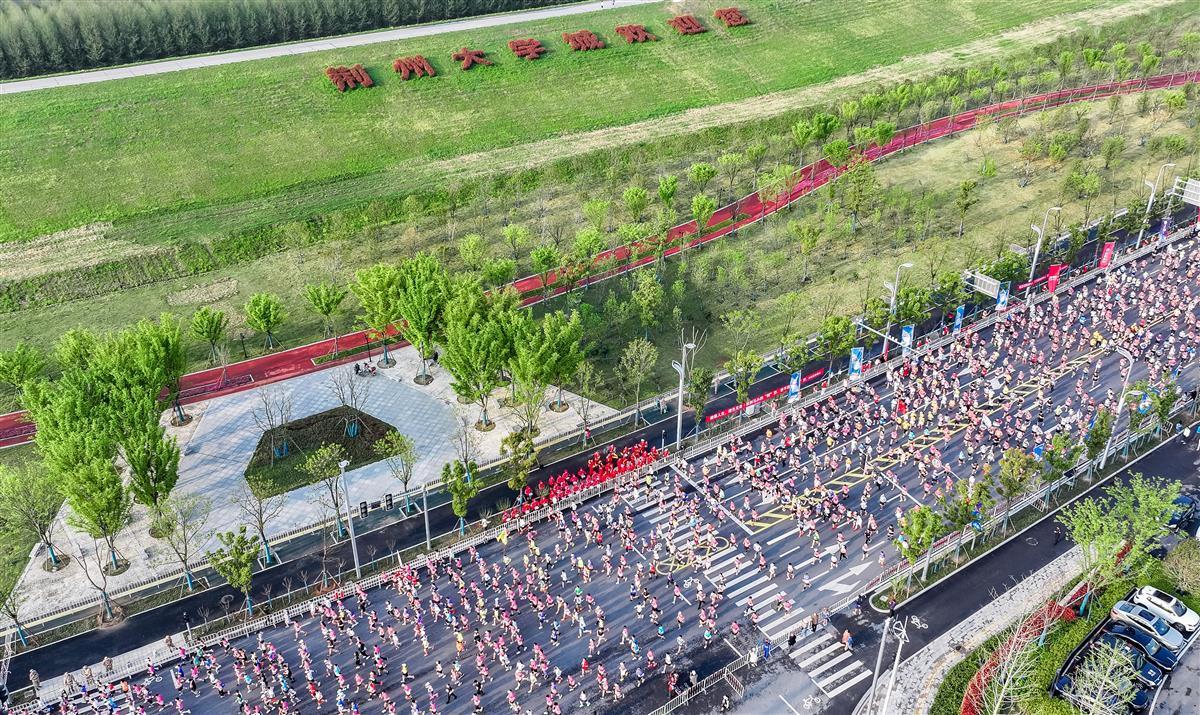 2024荆州马拉松在荆州大学城中央公园鸣枪起跑.jpg