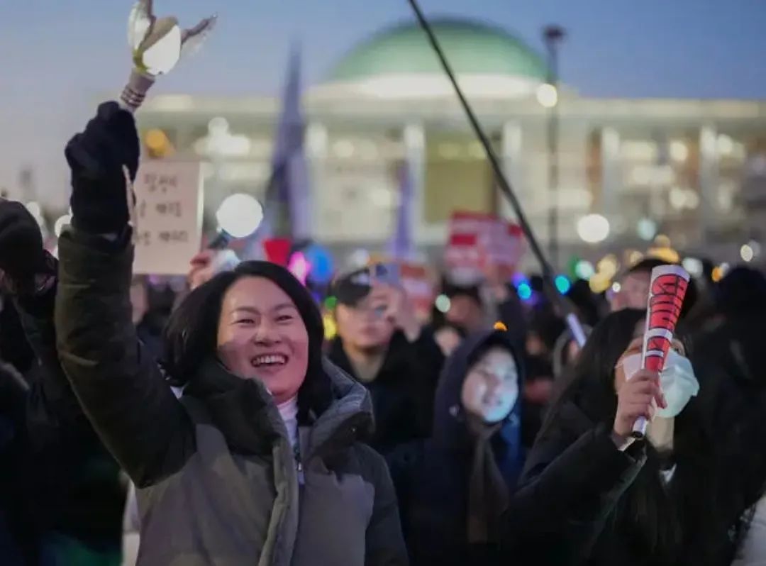 （尹锡悦被弹劾后，韩国民众在街头庆祝）