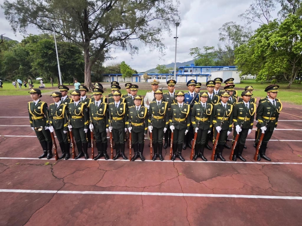 香港开埠以来首次有青少年制服团体在驻港部队军营与部队战士共同执行升旗任务