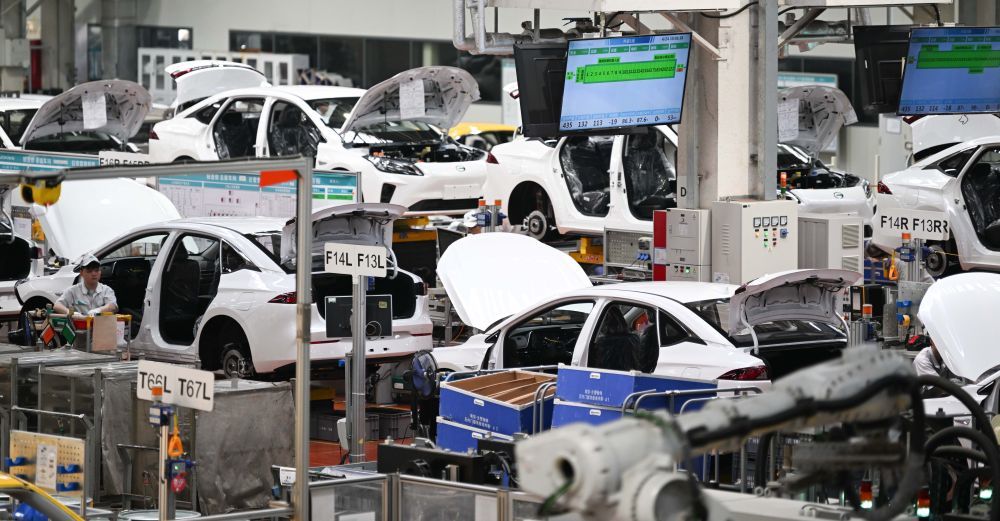 ↑ 这是4月24日拍摄广州广汽埃安新能源汽车总装车间生产线。新华社记者 邓华 摄