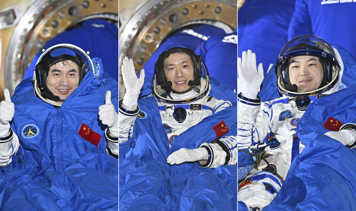 2024年11月4日，神舟十八号航天员叶光富、李聪、李广苏（从左至右）安全顺利出舱（拼版照片）。新华社记者 李鑫 摄