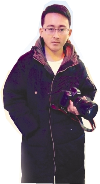 王选生于1987年,曾获人民文学新人奖、华语青年作家奖、丰子恺散文奖、敦煌文艺奖、长安散文奖、林语堂文学奖等多个奖项。已出版作品有《南城根:一个中国城中村的背影》《那些被光照亮的陌生人》《最后一个村庄》《青山隐》等。