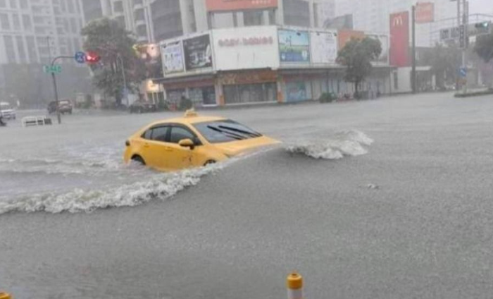 高雄市知路线淹水。图自台湾TVBS新闻网