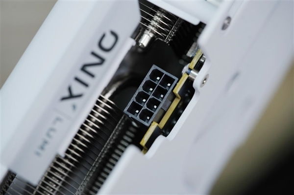 纯白双风扇!傲世追日Intel锐炫B580 OC显卡图赏