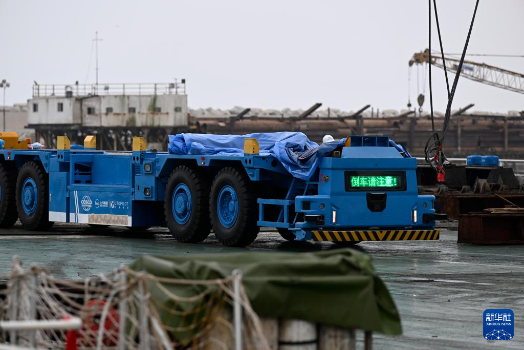 这是6月21日在秘鲁钱凯港码头操作区拍摄的具备自动驾驶技术的电动集装箱卡车。 新华社记者 李木子 摄