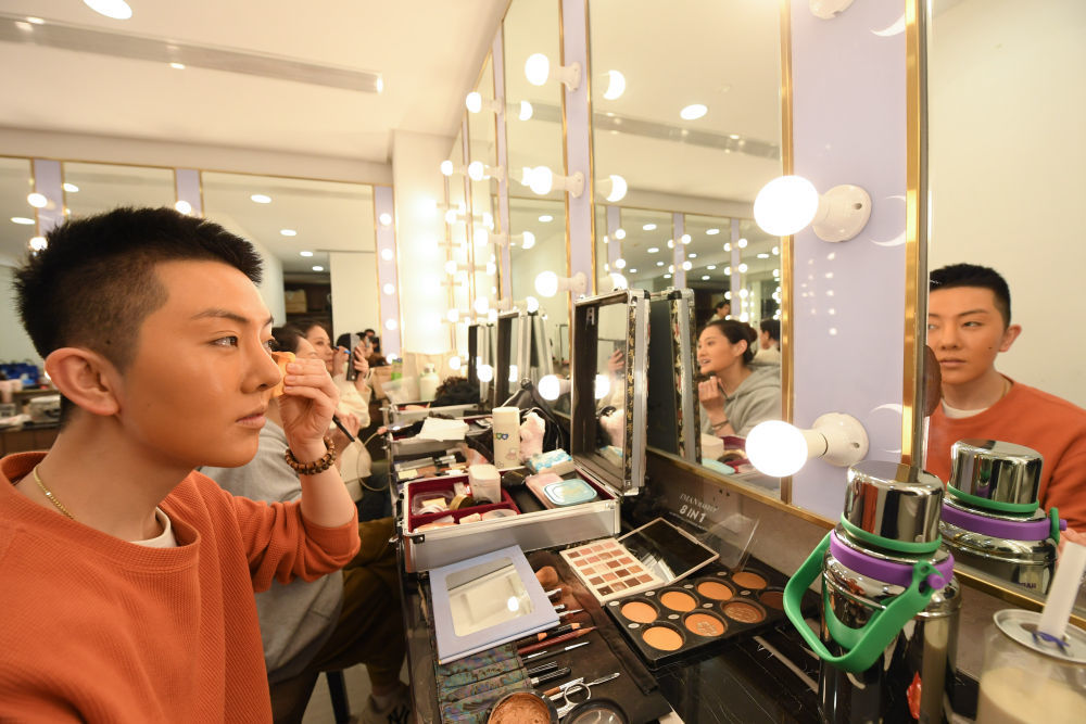 2024年5月1日，参演新编现代戏《钱塘里》的演员在杭州蝴蝶剧场的化妆间上妆。新华社记者 翁忻旸 摄