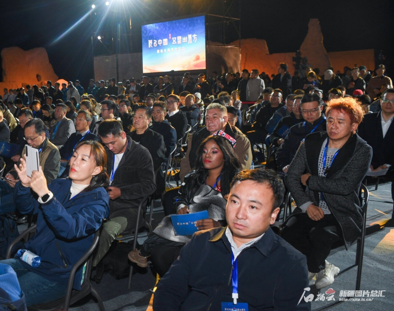 10月19日，观众在“何以中国·五星出东方”网络主题宣传活动启动仪式上聆听嘉宾讲述。