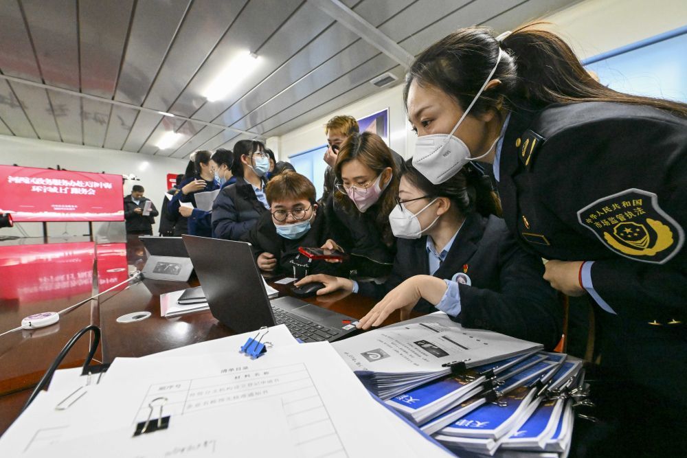 2023年2月22日，天津市河西区政务服务办公室与市场监管局工作人员为服务业商户代表提供咨询讲解服务。新华社记者孙凡越 摄