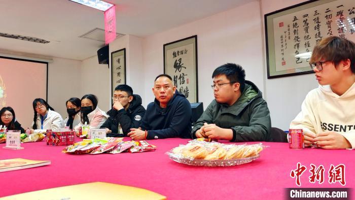 台胞青年在新疆旺旺食品有限公司参观交流。史玉江 摄