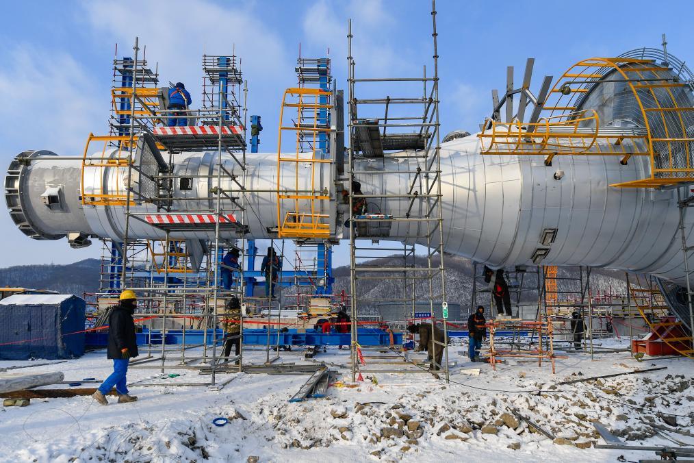 工人在中国石油吉林石化公司炼油化工转型升级项目120万吨/年乙烯装置建设现场进行施工作业（1月24日摄）。新华社记者许畅摄