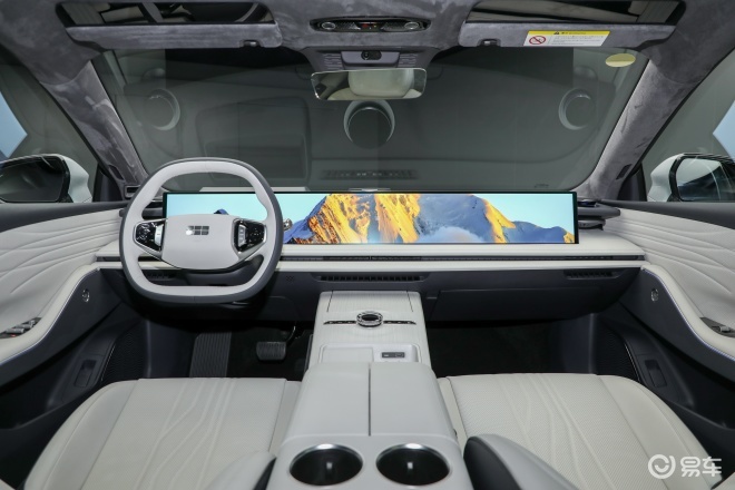 银河e8的内饰最大亮点便是采用了目前量产最大的45英寸8k贯穿式车机