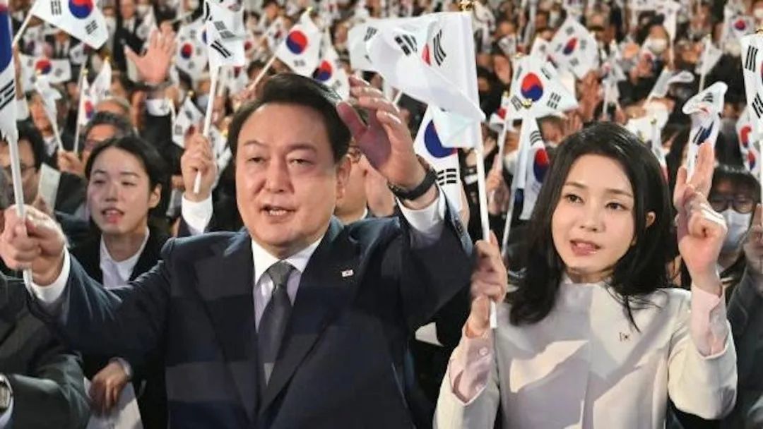 ◆2023年3月1日,尹锡悦与金建希一同在首尔出席“三一运动”104周年纪念活动。