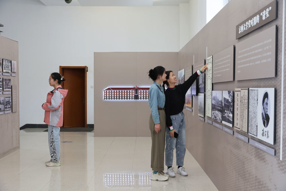 学生参观北京大学“大讲堂之路”展览（2024年3月16日摄）。新华社记者 王翔 摄