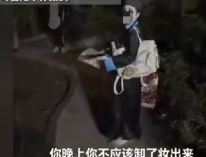 女子深夜穿僵尸服回小区吓到遛狗大爷，律师：若吓坏路人，不仅是不道德，还涉嫌违法