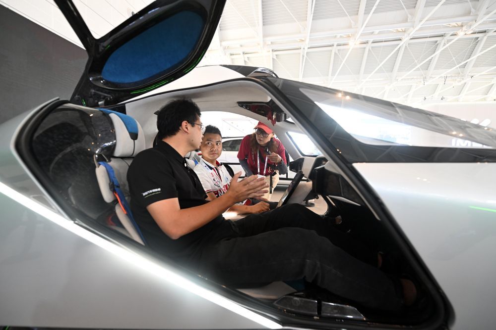 6月20日，参观者在博览会智能网联汽车展区小鹏汇天展台参观体验一台飞行器。新华社记者 赵子硕 摄