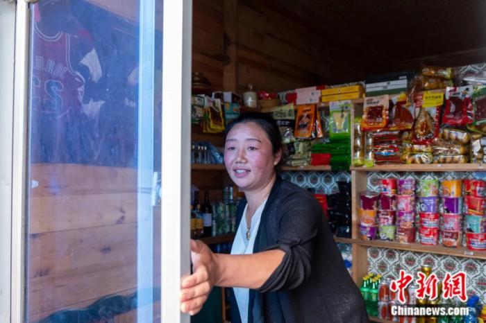 西藏察隅县上察隅镇布宗村村民次增照料自家小卖部。这里距拉萨公路里程近千公里，是中国最偏远的边境乡村之一。2020年，该村人均可支配收入达1.93万元人民币，远超国家脱贫标准。江飞波 摄
