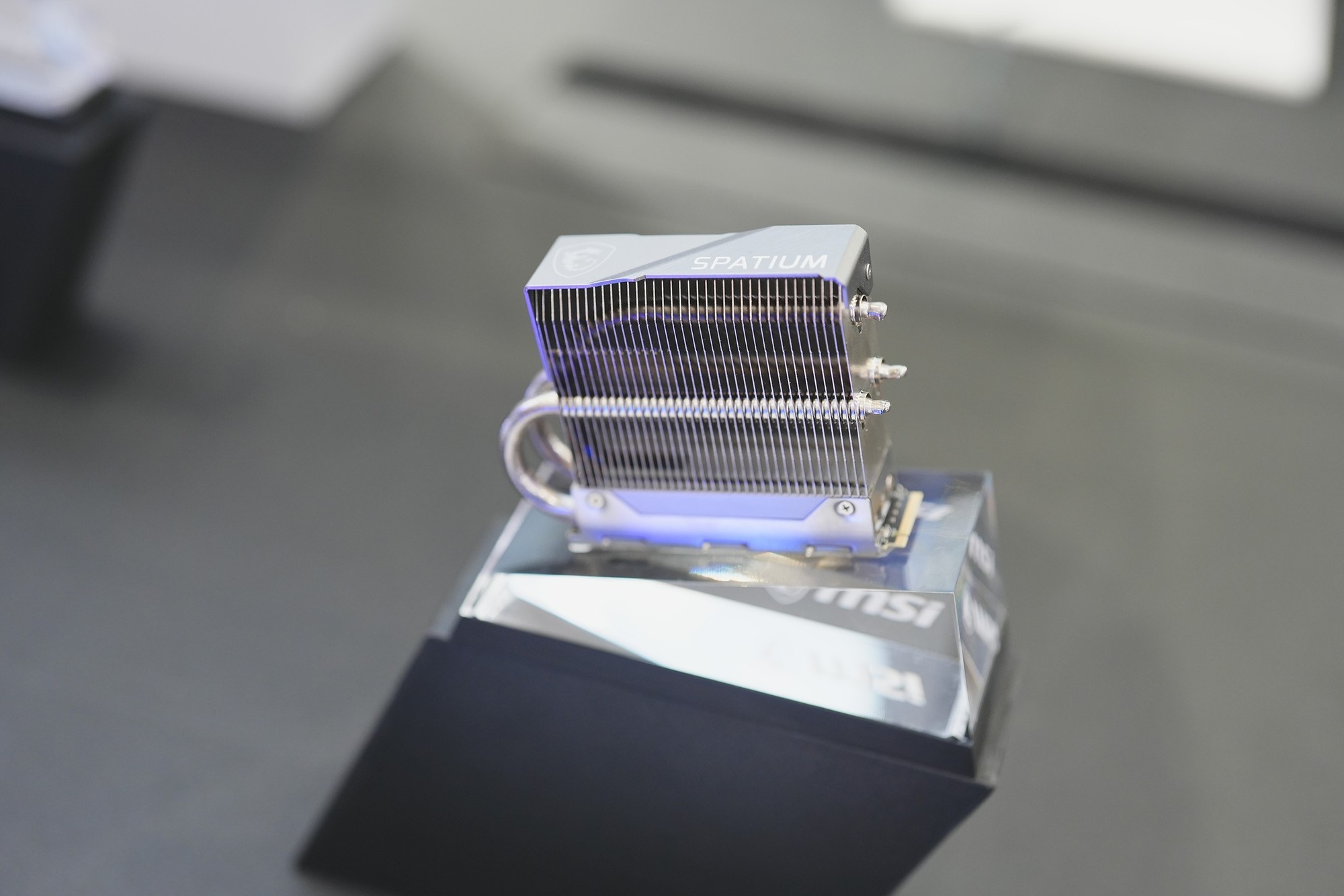 微星携众多新品亮相Computex2024 黄仁勋亲临展台签名留念!