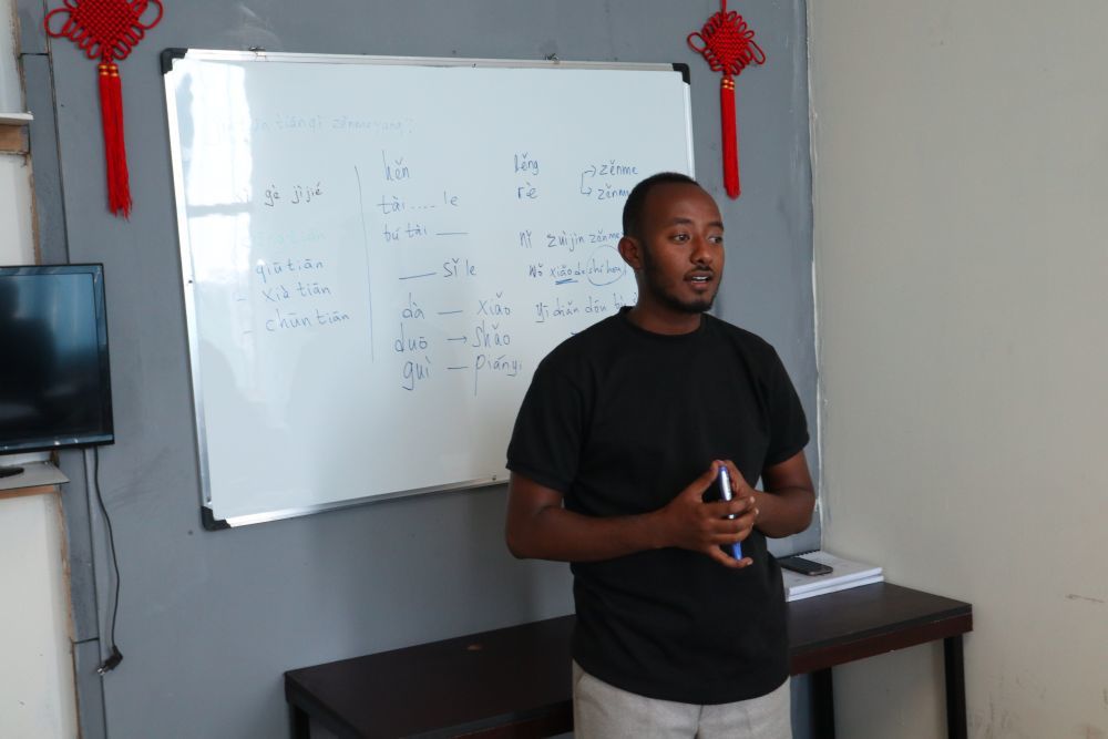 6月15日，在埃塞俄比亚首都亚的斯亚贝巴市中心的一家中文培训机构内，中文教师卡利布·泽拉莱姆给学生们上中文课。新华社记者刘方强摄