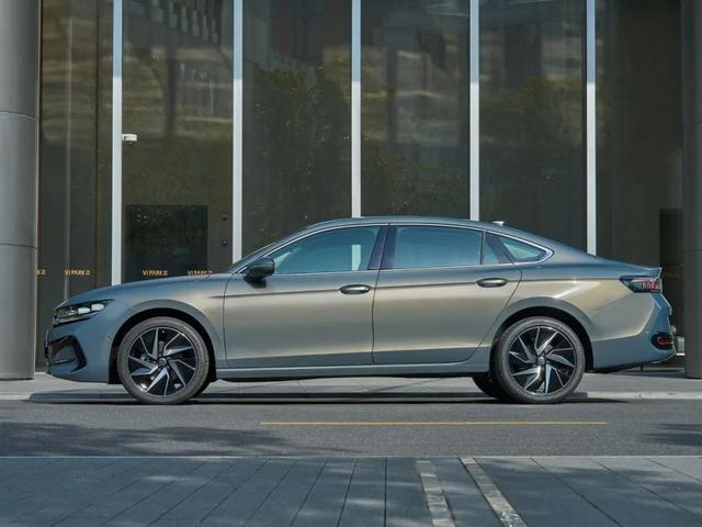 大众帕萨特焕新升级内饰更像新势力了